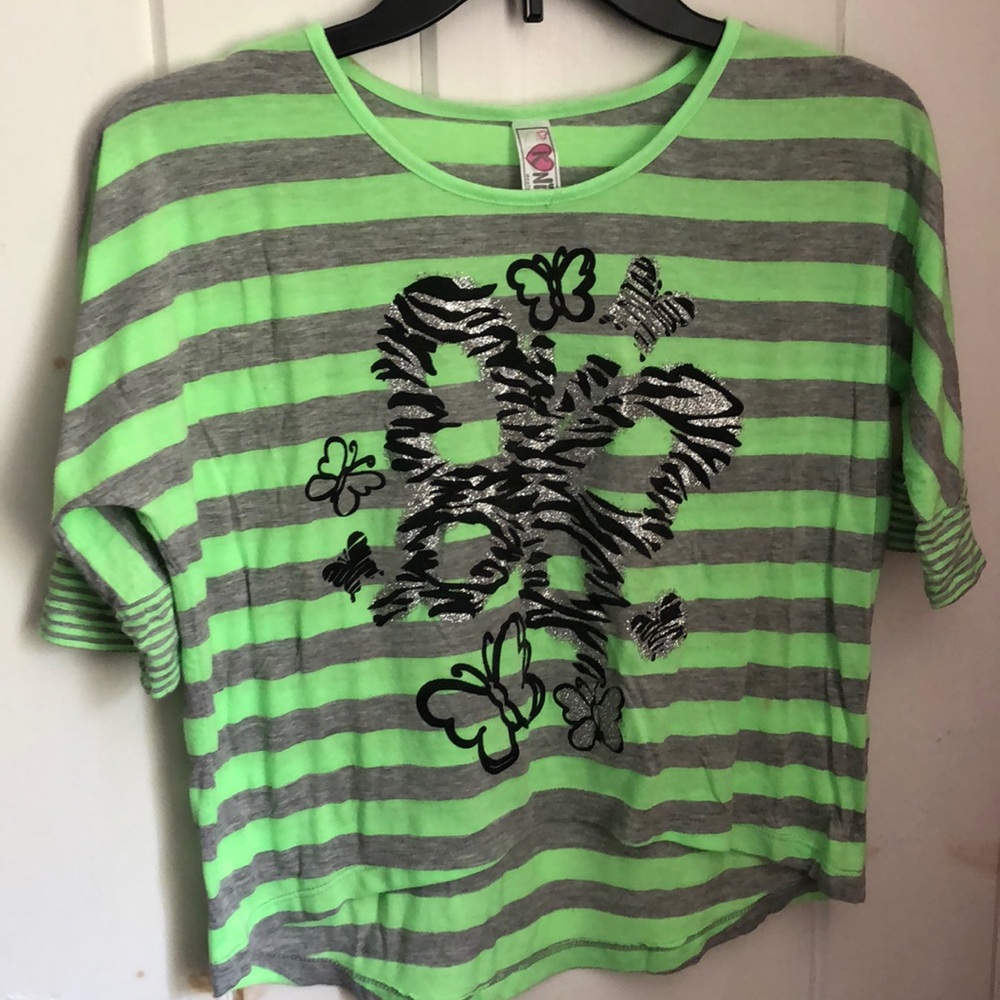 Adorable sparkly T-shirt, featuring Butterfly 🦋 Design